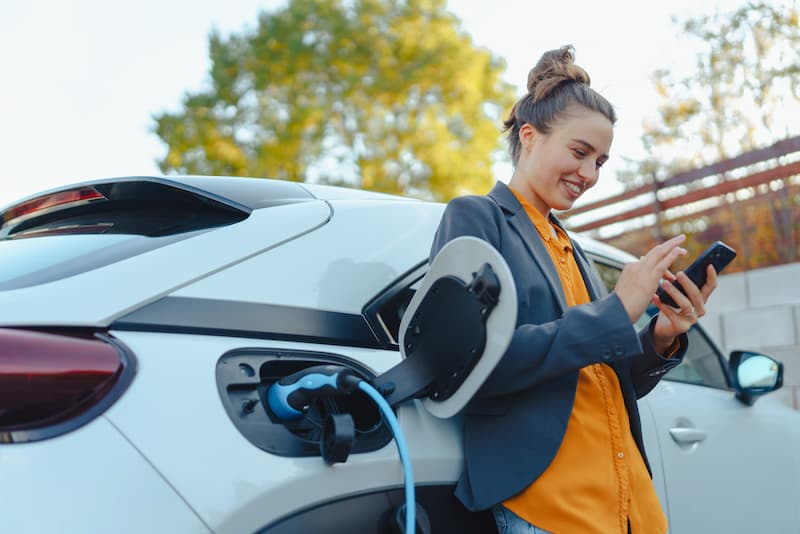 cargando coche eléctrico