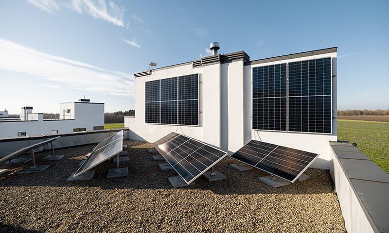 tejados planos con estructuras para placas solares