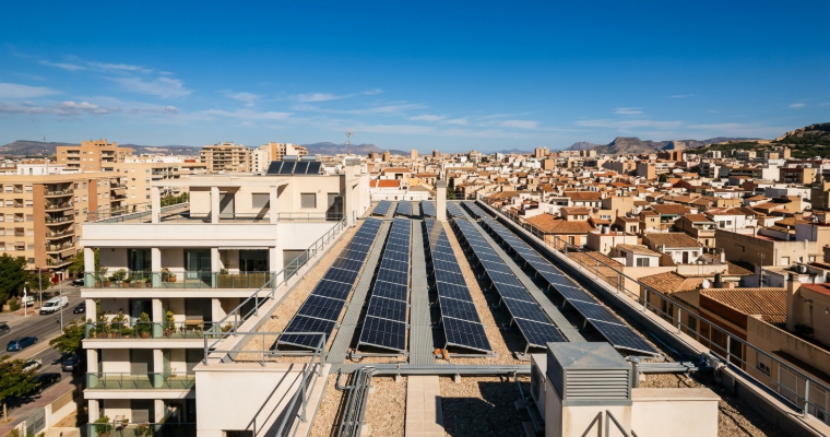 Placas solares en azotea de edificio de comunidad de vecinos en ciudad española