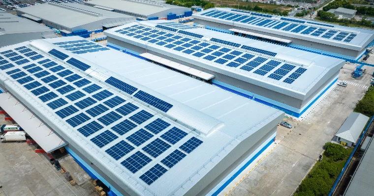Naves industriales con placas solares instaladas en la cubierta, vistas desde el aire
